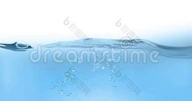 蓝色波浪水，白色背景上有气泡有气泡，动作缓慢